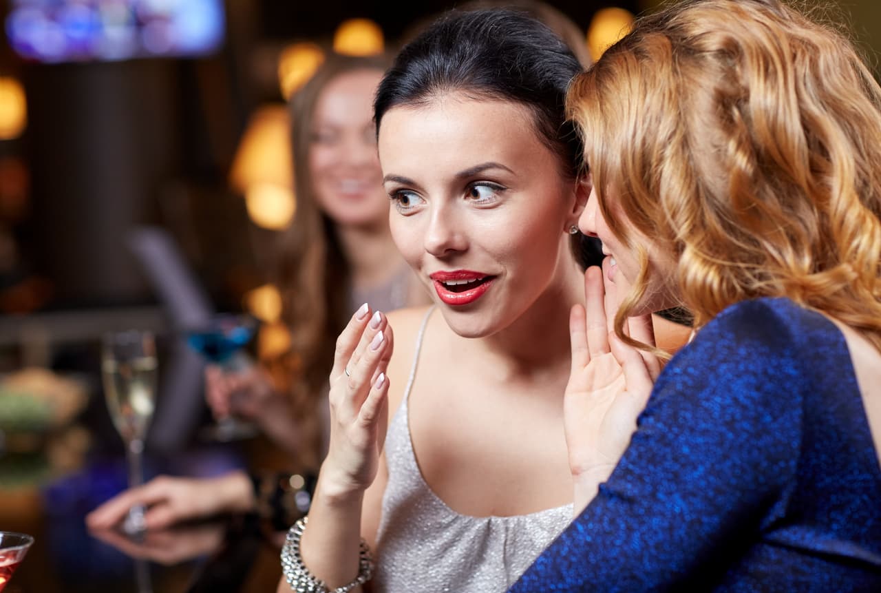 Cuando vayas a decir algo imprudente mejor controla esa lengua porque te llegan palabras a los labios muy comprometedoras que podrían estropear la felicidad que te está rondando.