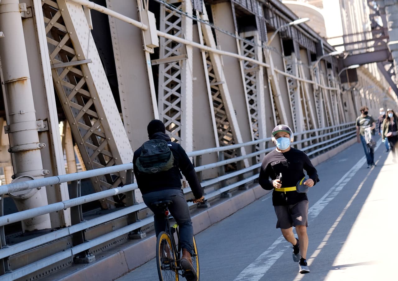 El plan es completar el carril bici del puente de Brooklyn para finales de 2021, pero el carril de Queensboro tardará un poco más, según la oficina del alcalde.