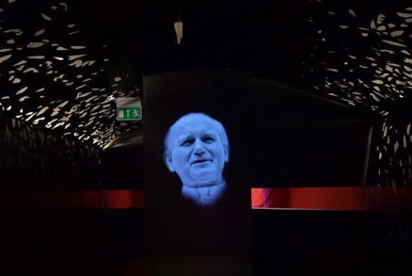 Una fotografía del papa Juan Pablo II durante las últimas preparaciones de la apertura de su museo en Wadowice, Polonia.