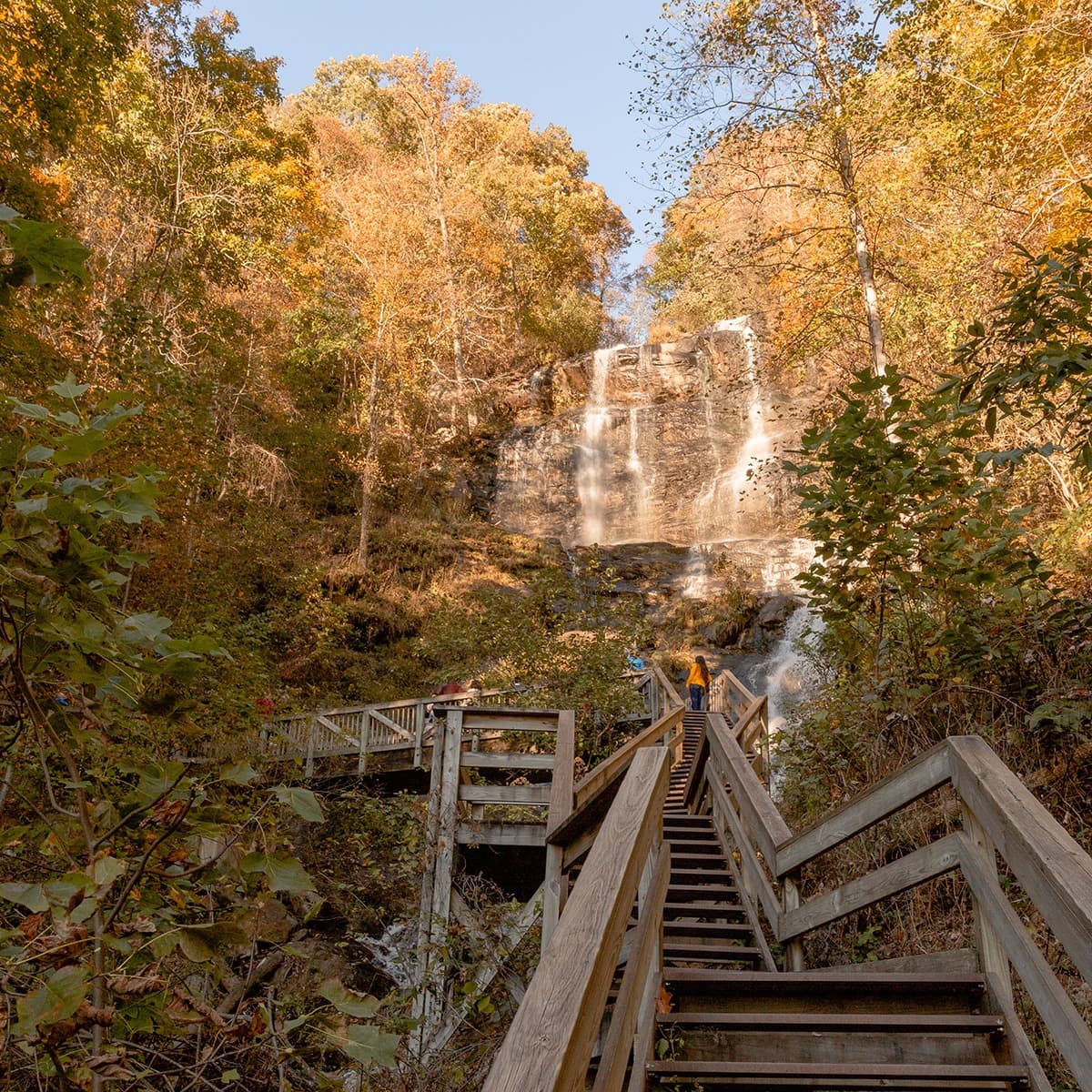 Los visitantes tienen opciones sobre cómo ver mejor las aguas que caen, que van desde un camino accesible hasta un sendero desafiante con escaleras.