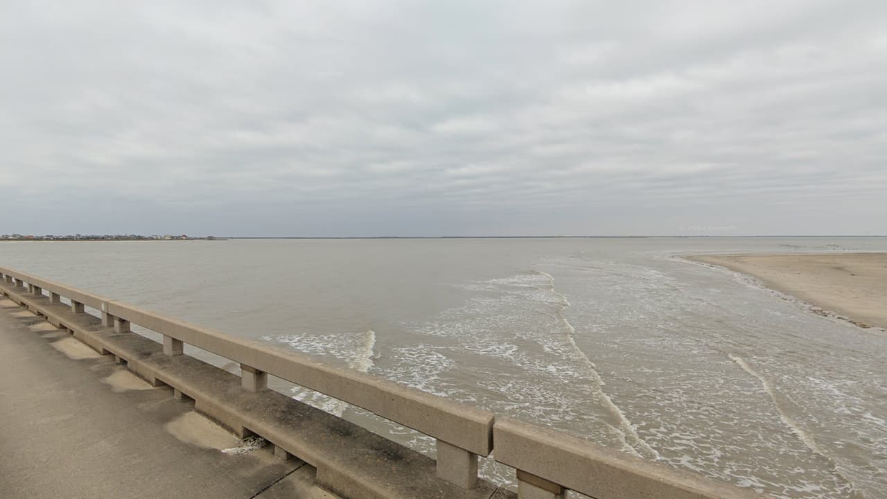 Buscan a padre hispano reportado como desaparecido tras rescatar a su hija en aguas de Galveston