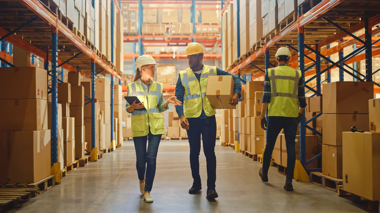 <b>Puesto 21. Logístico</b>
<br>
<br>Industria: negocios
<br>
<br>Salario anual promedio: 76,270 dólares
<br>
<br>Tasa de desempleo: 3.8%
<br>
<br>Proyección del crecimiento para 2030: 30% (56,400 nuevos trabajos)
<br>
<br>Los especialistas en logística son expertos en manejar cadenas de suministro y dirigen el movimiento de personas, productos o cualquier clase de insumos. La mayoría de estos empleados tienen una licenciatura, aunque algunas empresas aceptan un título de asociado o experiencia laboral relacionada.