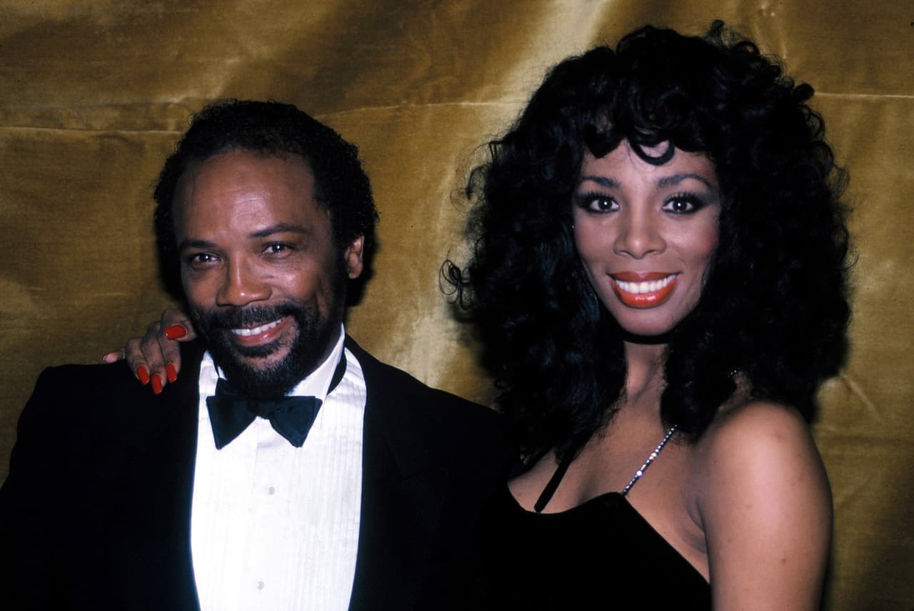 La fallecida Donna Summer fue otra de las estrellas que trabajó con Quincy, a la llamada 'Reina de la Música Disco' le produjo un disco homónimo en el año de 1982 y otro llamado 'Love Is In Control'.