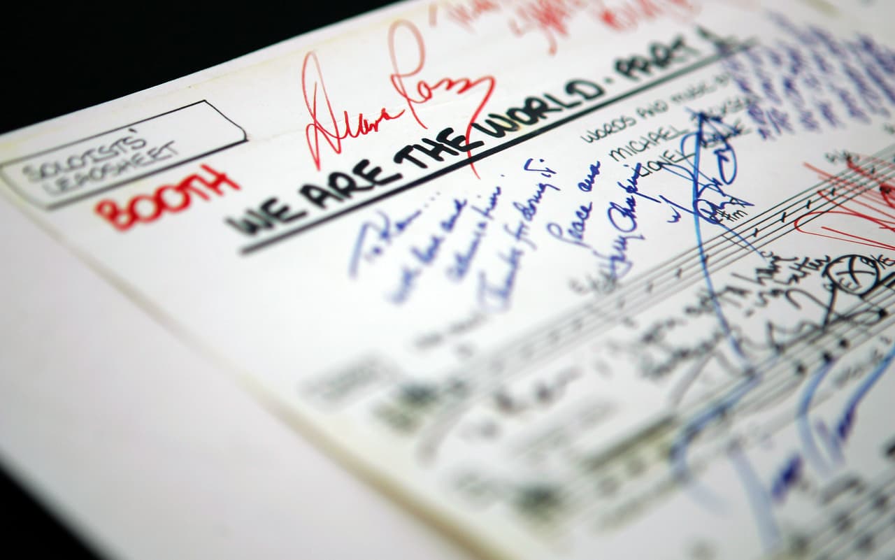 En 1985 Quincy también produjo el emblemático tema titulado 'We Are The World', canción escrita por Michael Jackson y Lionel Richie, grabada por varias estrellas como Diana Ross, Cyndi Lauper, Tina Turner, Willie Nelson, Bob Dylan, entre otros.