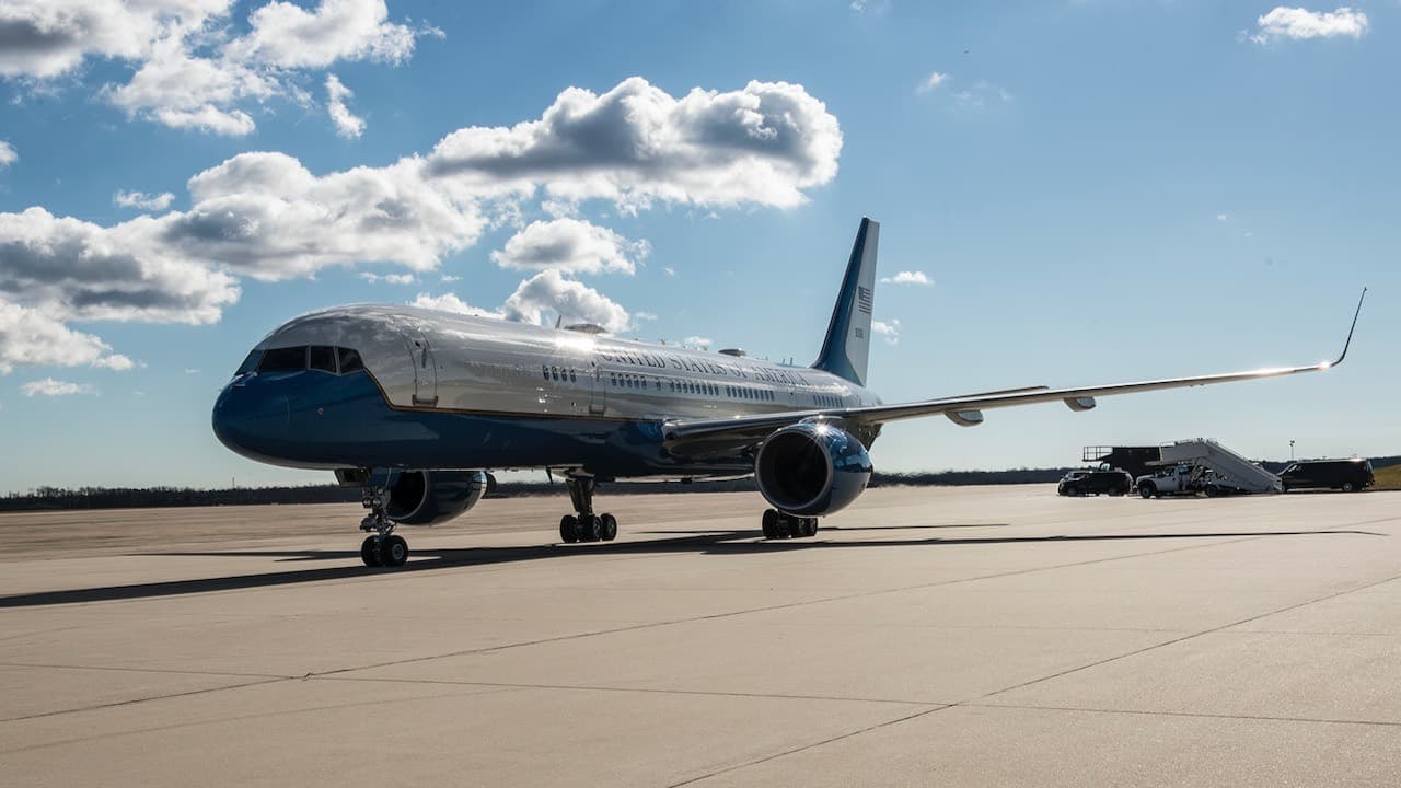 El Boeing C-32, conocido como Air Force Two cuando transporta a la viceresidenta Kamala Harris, en la Base Aérea Conjunta Andrews en Camp Springs, Maryland.