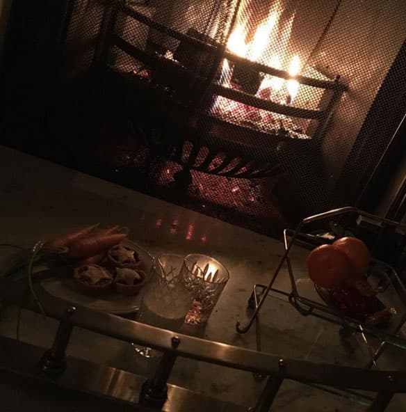 Con los niños dormidos, David y Victoria disfrutaban del fuego en la chimenea.