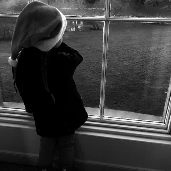 La pequeña Harper esperando la llegada de Santa.