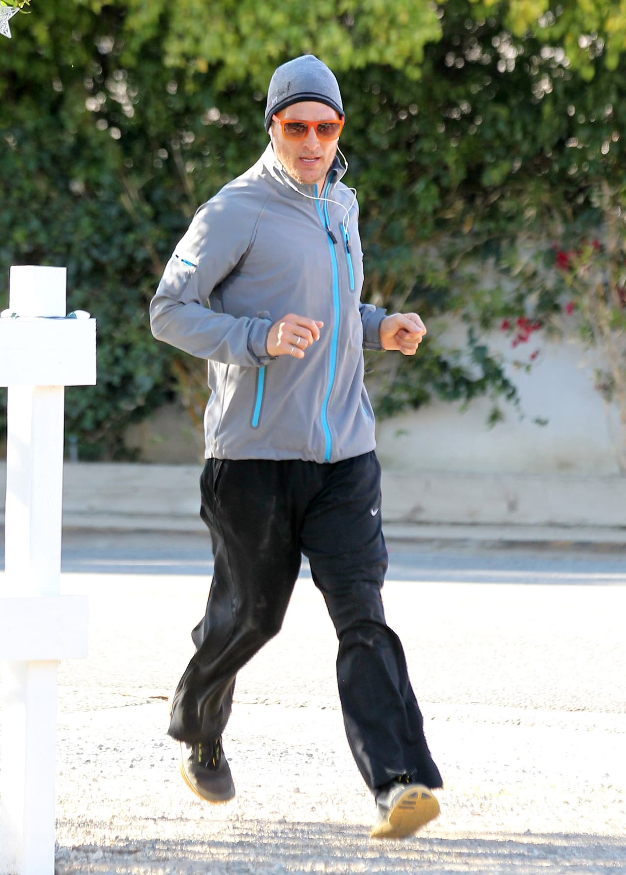 Matthew se cuida y se divierte al mismo tiempo. Practica natación, surfing, cardio, hace abdominales y le encanta pasear en bicicleta, incluso solía correr con la carriola de sus hijos al frente.