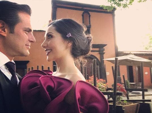 En diciembre de 2017 el actor le entregó el anillo de compromiso a Cynthia después de un año de noviazgo.