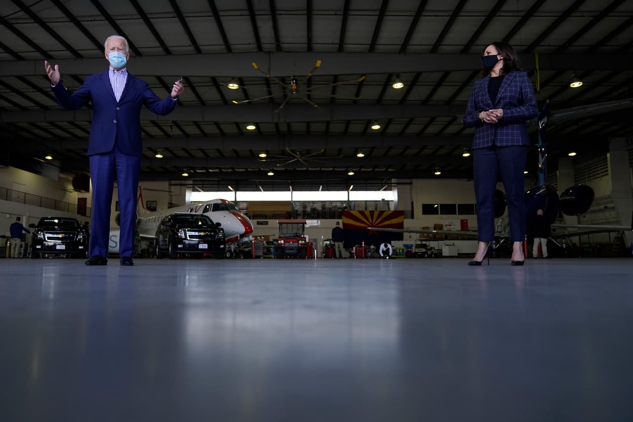 El vicepresidente y la senadora intentaron mantener el distanciamiento social y mantuvieron la máscara mientras se encontraban en público.