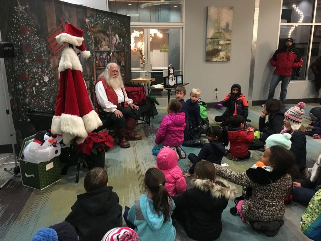 También podrás tomarte fotos con Santa en muchos de los eventos de Navidad que tendrán lugar en el Triángulo este año. Encuentra un listado, 
<b><a href="https://www.univision.com/local/north-carolina-wuvc/eventos-navidenos-raleigh-2023-fotos">aquí</a></b>.