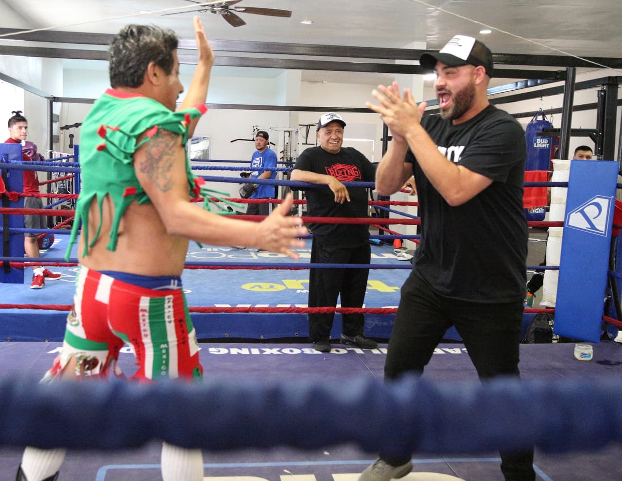 Así pagó la apuesta El Feo a Raúl 'El Pelón' después de la derrota de Julio César Chávez Jr.