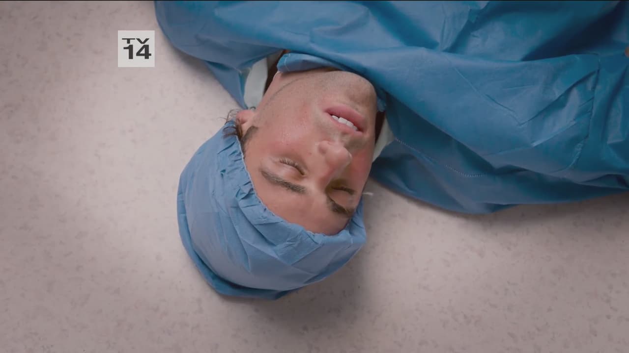 Gabriel cayó al piso y no reaccionaba, lo que comenzó a preocupar a Daniela.