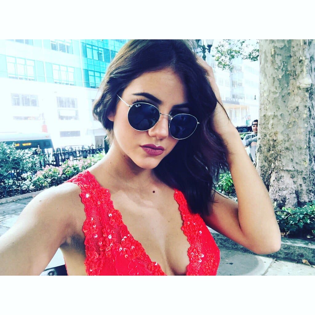 ¡Ela se ve increíble en esta selfie! ¿O no?