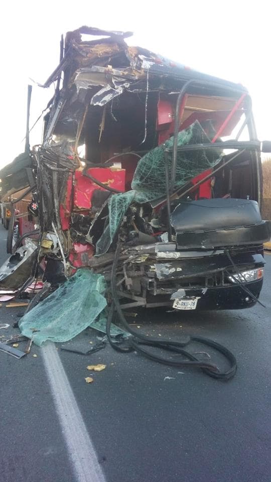 Afirmó que la carretera tiene muchas pendientes y el autobús tiene un límite de velocidad que no puede pasar. "Aparentemente el chofer de un tráiler que llevaba fierro iba como a 10 kilómetros y por eso, en una de la bajadas de una pendiente, nuestro chofer se topó con ese vehículo y dentro de lo que cabe hizo una maniobra para 
<b>evitar que el choque fuera de frente</b>".
