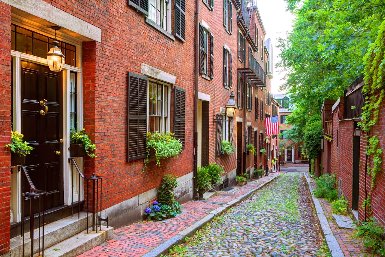 <b>Vecindario</b> 
<b>Beacon Hill (Boston, Massachusetts)</b>
<br>
<br>En esta ciudad hay que caminar por las calles del pintoresco barrio Beacon Hill, construido en 1795. Es famoso por sus calles estrechas y empinadas, bordeadas de casas adosadas de estilo federal estadounidense.
<br>