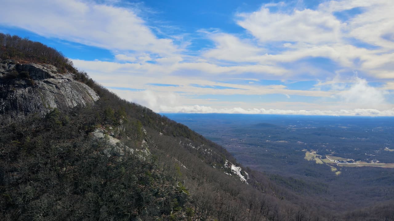 El imponente coloso de roca puede verse desde lejos si se conduce por las carreteras estatales GA 75 y GA 129.