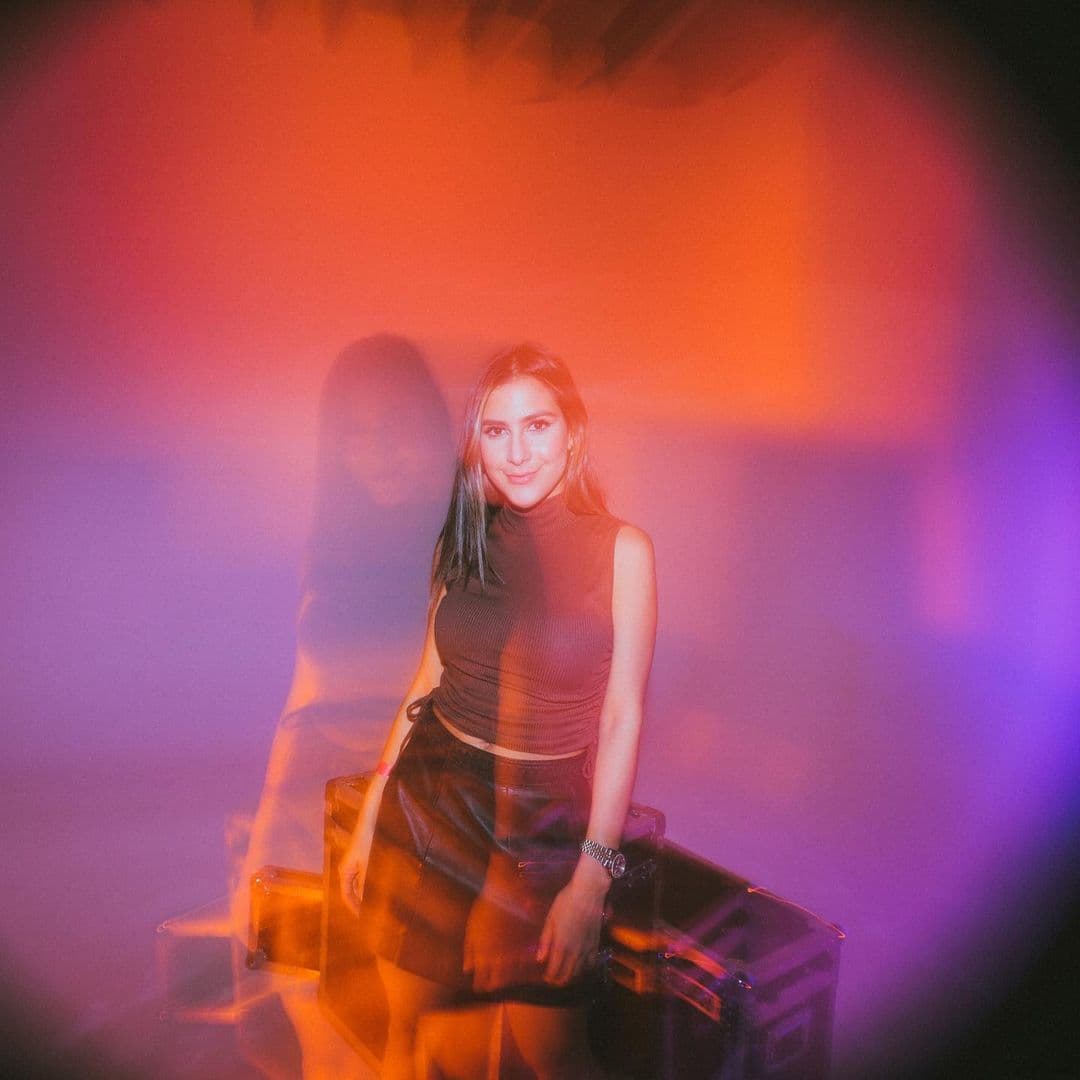 Fiel a su estilo, Jessi se mostró guapa y muy moderna.