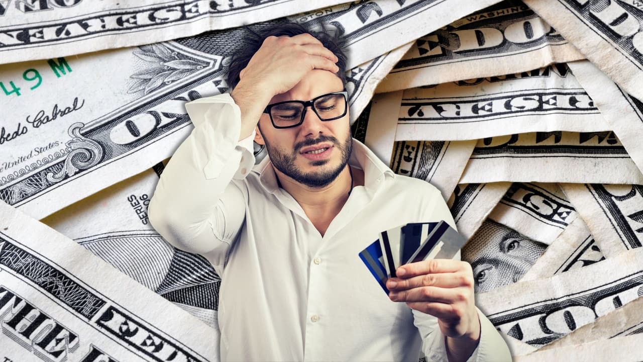 ¿Estás endeudado con tus tarjetas de crédito? Esto es lo que debes hacer para empezar a saldarlas