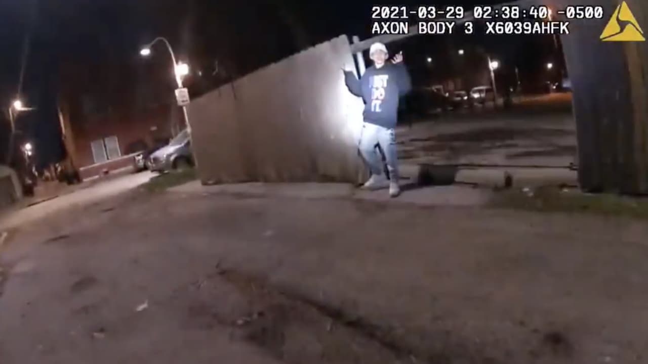 Al momento de llegar la policía, los dos jóvenes comenzaron la huida. Rubén Román Jr. fue detenido y estaba armado, mientras que Toledo al parecer ya había arrojado su arma al suelo antes de ser disparado.