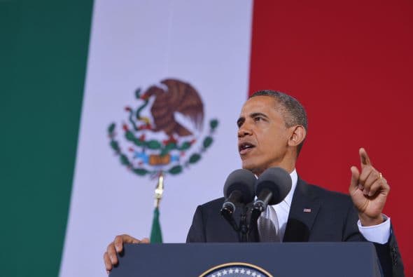 Obama también correspondió a los gestos, dirigiendo varias frases en español a la audiencia.