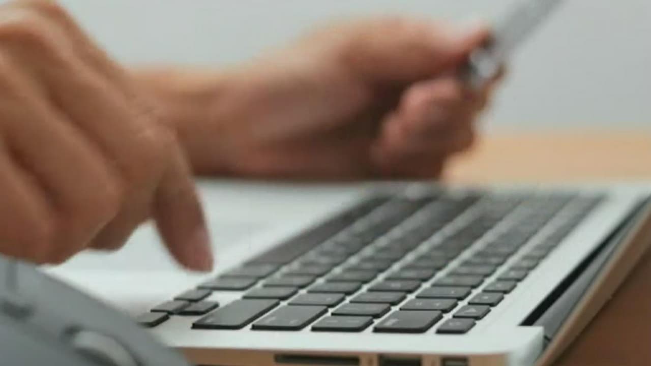 ¿Qué puedo deducir de impuestos?
<br>El preparador de impuestos certificado, Arturo Murillo, explica que personas que trabajan por su propia cuenta tienen grandes ventajas; ya que son varios los servicios y artículos que pueden deducir de su declaración de impuestos. 
<b><a href="https://www.univision.com/local/nueva-york-wxtv/diez-deducciones-impuestos-menos-conocidas-fotos" target="_blank">Te explicamos algunas deducciones que puedes hacer.</a></b>