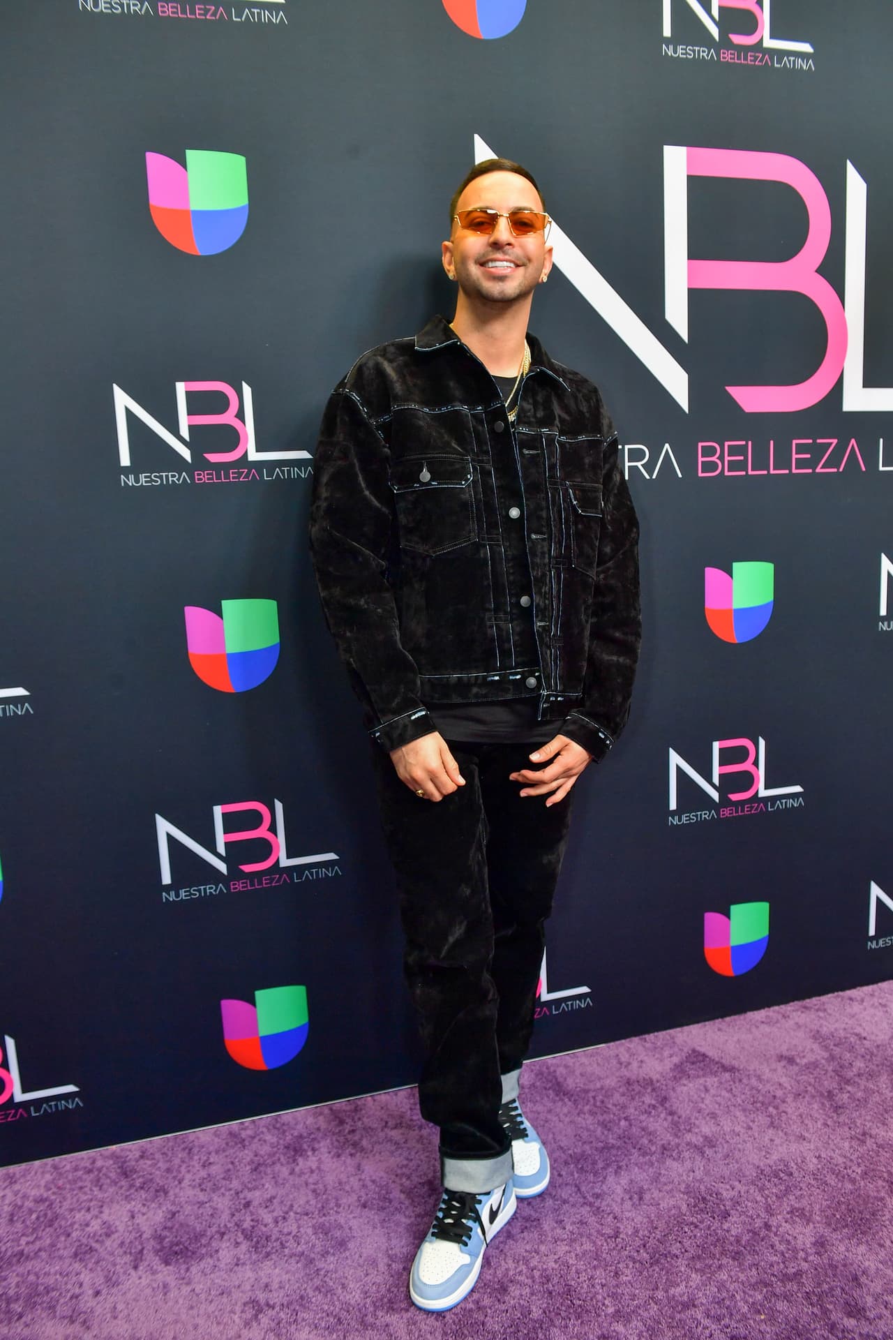 El cantante se presentó vestido de negro con pantalones y chamarra de mezclilla y unos tenis, además de unos lentes de sol.