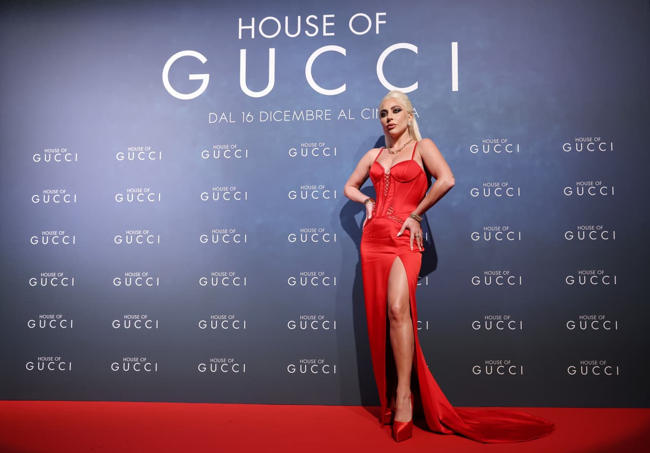 Por su parte,
<b> Lady Gaga</b> también brilló en las premieres de ‘House of Gucci’, la película de moda que protagoniza. Una mención especial se merece su vestido en la noche del estreno en Italia, que corrió a cargo de Versace y que resaltó su figura con un estilo corset y una falda abierta de un lado.