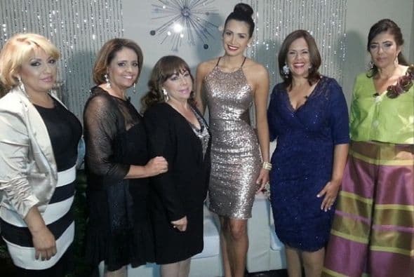 Una foto con las mamás de las finalistas de NBL.