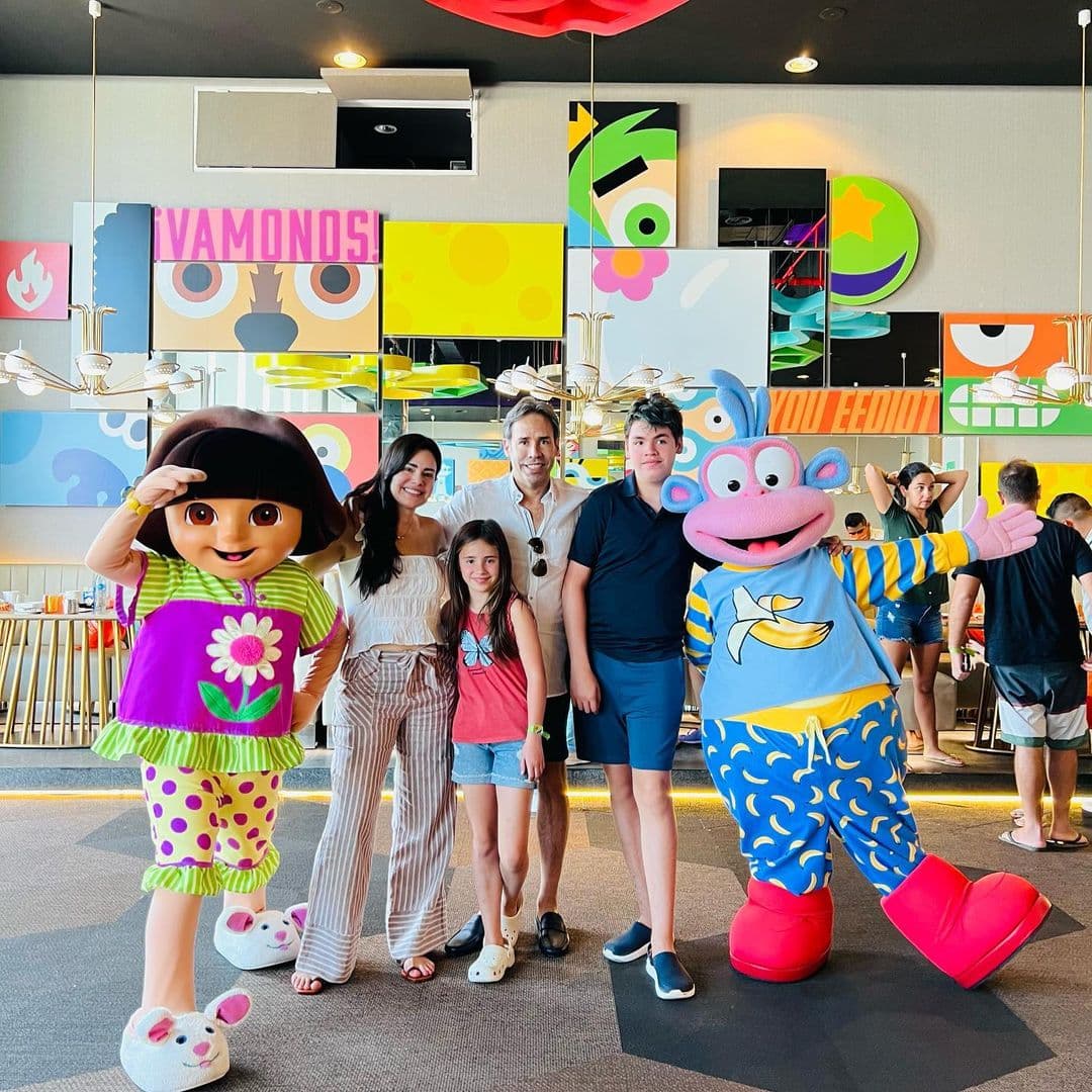 En múltiples ocasiones ha hablado con sinceridad y naturalidad respecto a la condición de su hijo e incluso contó que
<a href="https://www.univision.com/famosos/luz-elena-gonzalez-hijo-autismo-depresion-fotos">cayó en una fuerte depresión</a> cuando se enteró que el niño era autista. Tras ese episodio, se puso de pie y tomó terapia personal y familiar para afrontar las dificultades para criar a Santiago.