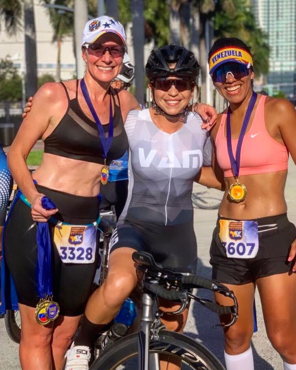 Algunos miembros de la comunidad de ciclistas de Miami también acompañaron a los atletas.