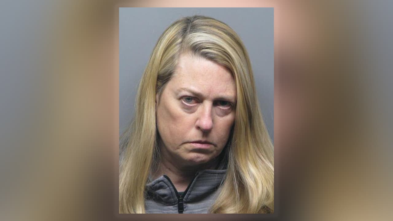 Arrestan a maestra por haber tenido relaciones sexuales con dos estudiantes hace más de dos décadas