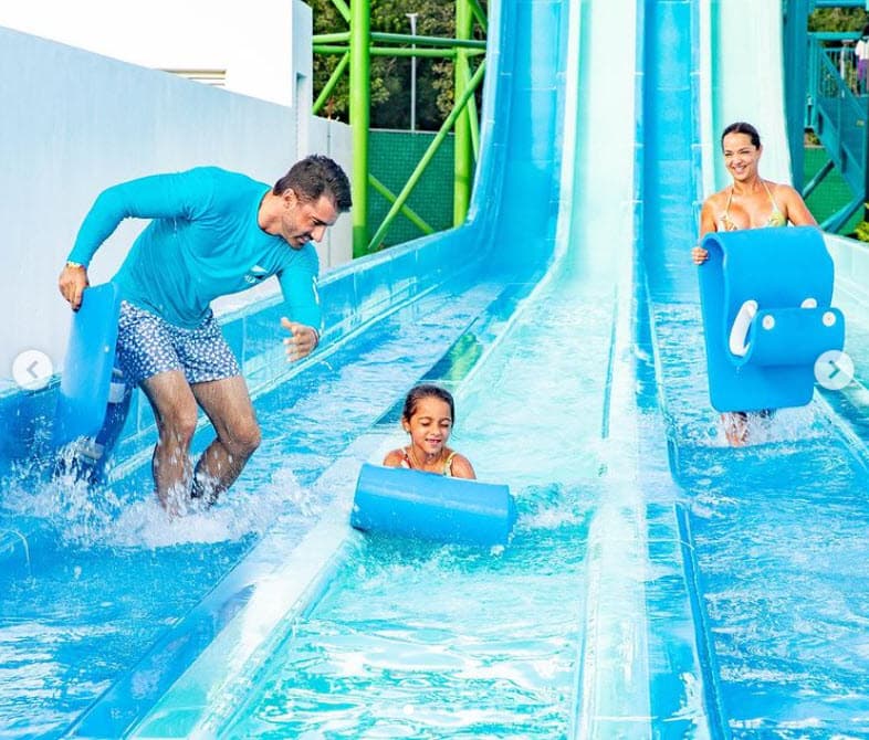 Según algunos seguidores del bailarín de 
<b>Mira Quién Baila</b>, él no hizo lo suficiente para mantener a la familia que formó con su ahora ex, 
<b>Adamari López</b>.