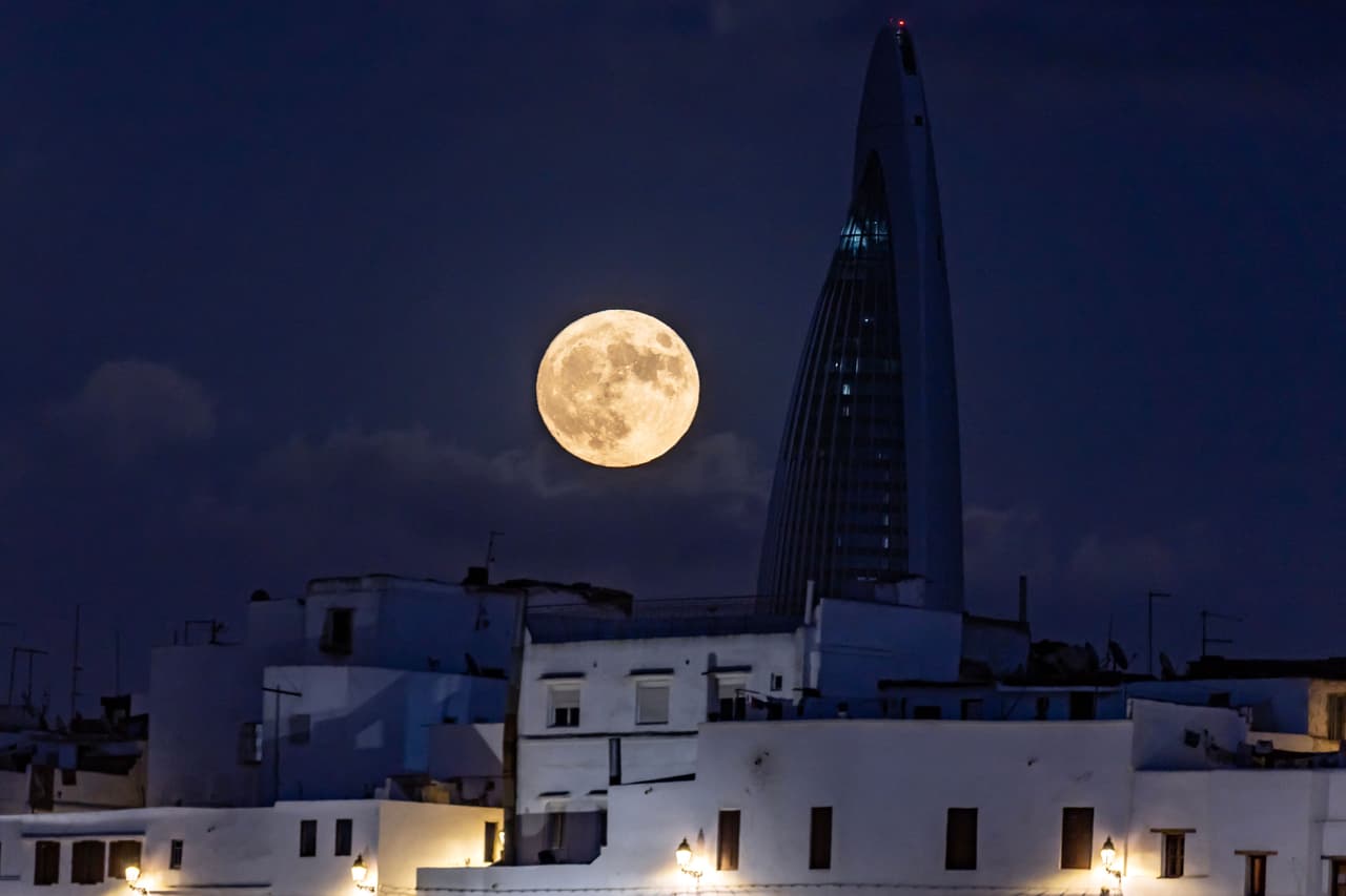 Este fenómeno fue visible en buena parte del planeta; aquí fue captada en la ciudad de Rabat, capital de Marruecos.