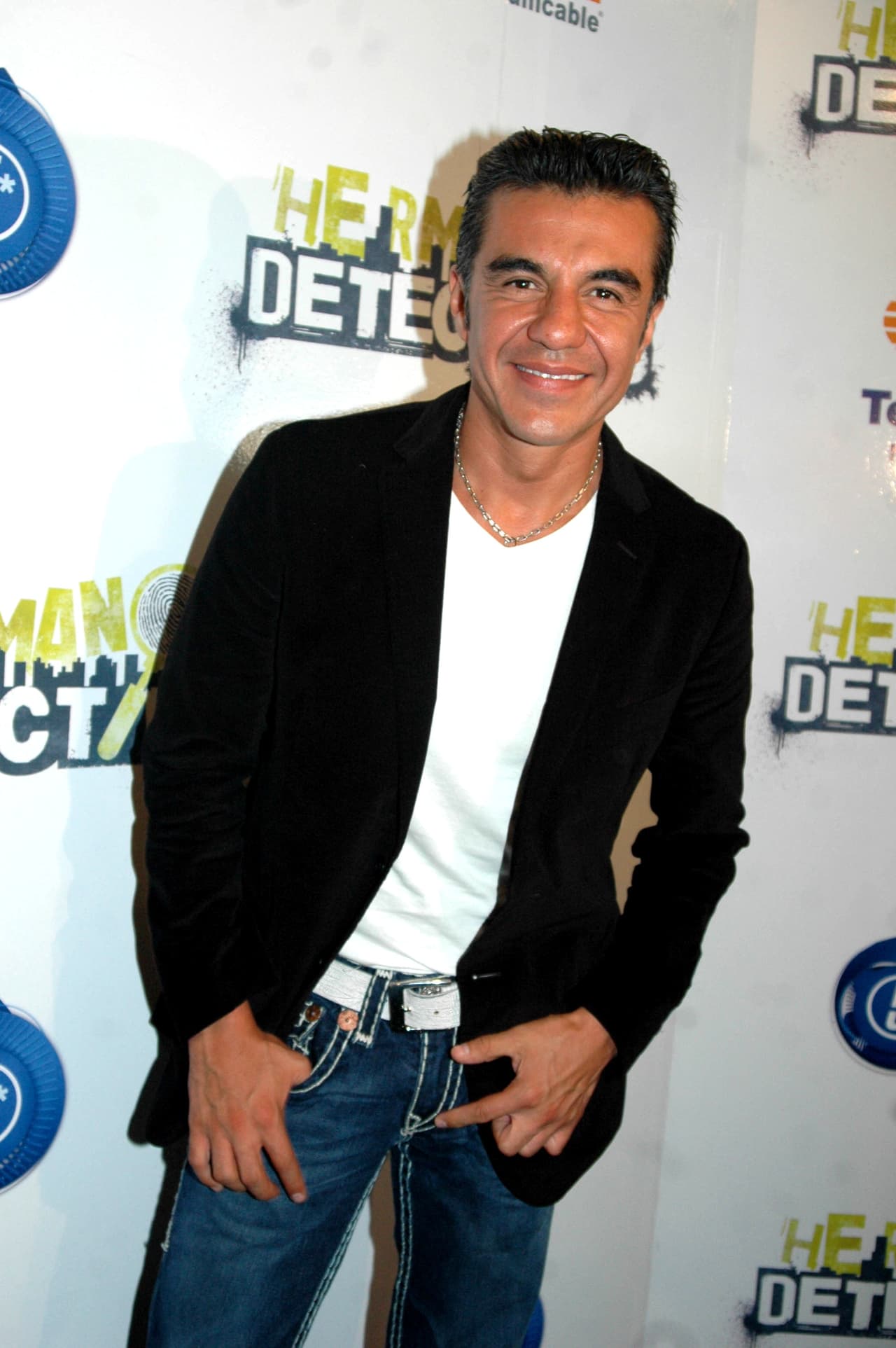 "
<b>No sé cómo vaya a reaccionar mi 'amiguito'</b>… vamos a estar actuando, pero uno nunca sabe, o es desobediente o anda algo inquieto el muchacho. Ahora el perro quiere sus croquetas", dijo el actor en tono de broma y doble sentido, en declaraciones recogidas por la revista 
<b><a href="https://www.tvynovelas.com/mx/tv-y-novelas/noticias-2/adrian-uribe-consuelo-duval-reaccion-besarse/" target="_blank">TVyNovelas</a></b>.