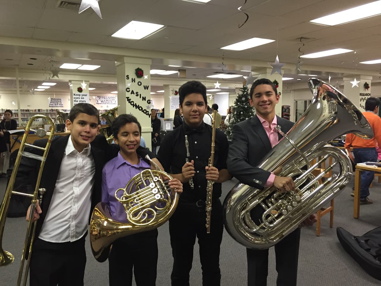 Uno de los momentos más felices de su vida fue cuando cantó en Carnegie Hall, su cantante favorito es Alejandro Sanz y colecciona billetes de otros países.