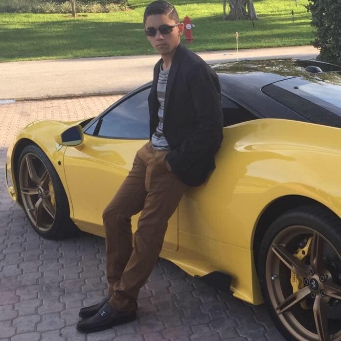 Uno de los momentos más felices de su vida fue cuando cantó en Carnegie Hall, su cantante favorito es Alejandro Sanz y colecciona billetes de otros países.