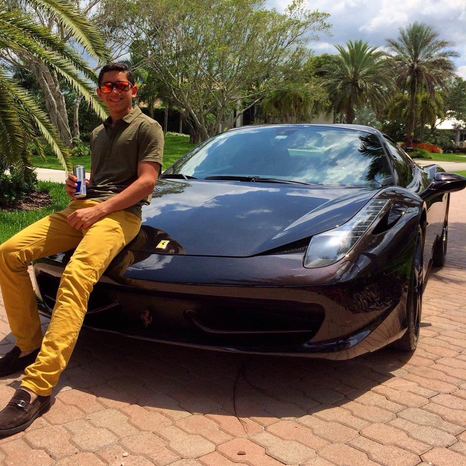 Uno de los momentos más felices de su vida fue cuando cantó en Carnegie Hall, su cantante favorito es Alejandro Sanz y colecciona billetes de otros países.