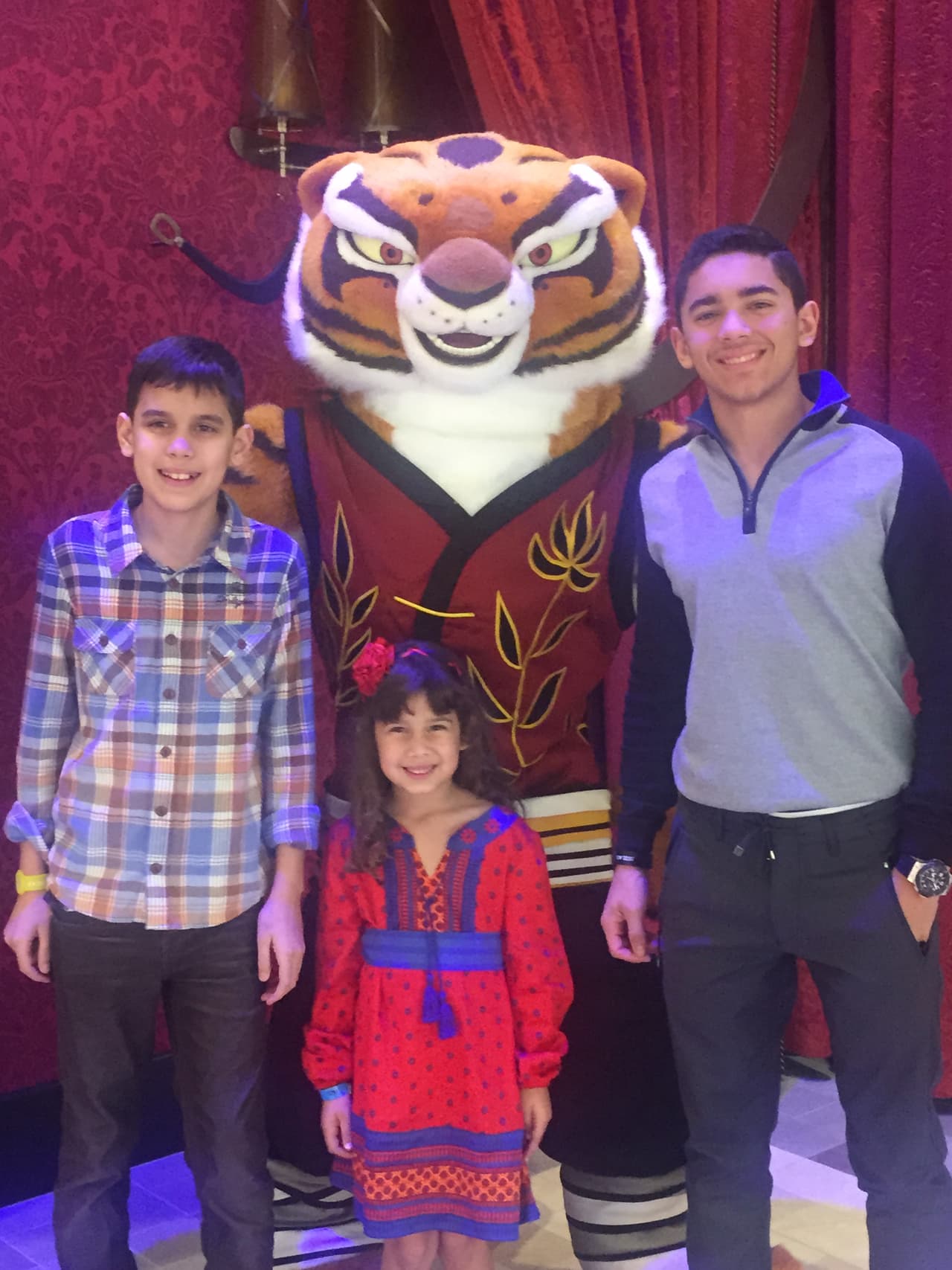 Uno de los momentos más felices de su vida fue cuando cantó en Carnegie Hall, su cantante favorito es Alejandro Sanz y colecciona billetes de otros países.