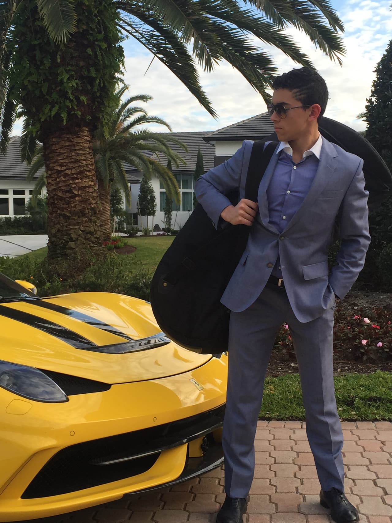 Uno de los momentos más felices de su vida fue cuando cantó en Carnegie Hall, su cantante favorito es Alejandro Sanz y colecciona billetes de otros países.