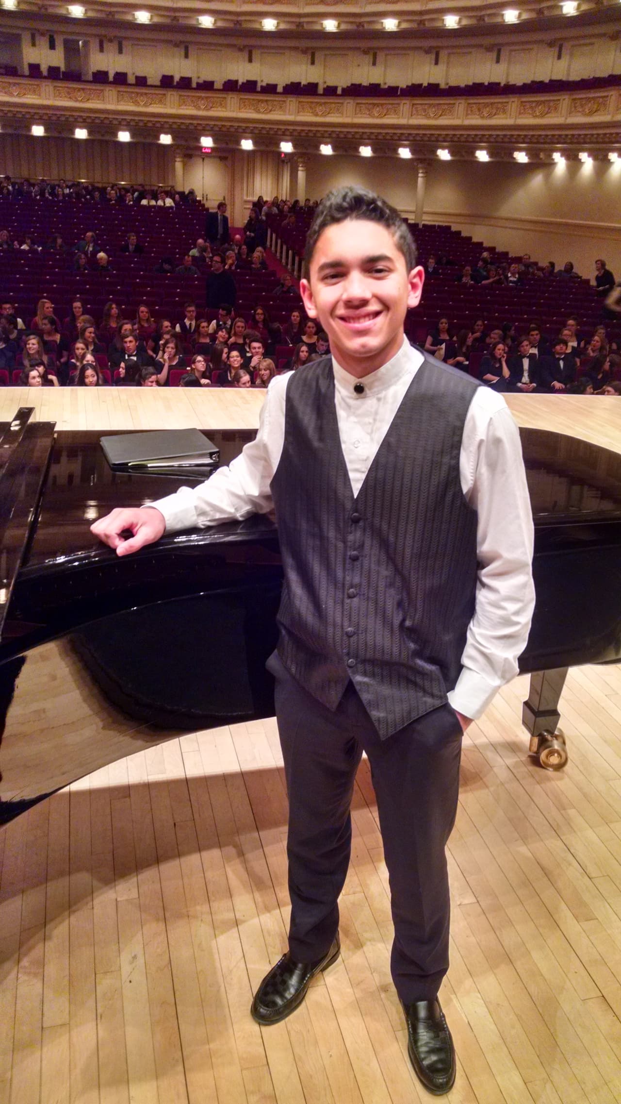 Uno de los momentos más felices de su vida fue cuando cantó en Carnegie Hall, su cantante favorito es Alejandro Sanz y colecciona billetes de otros países.