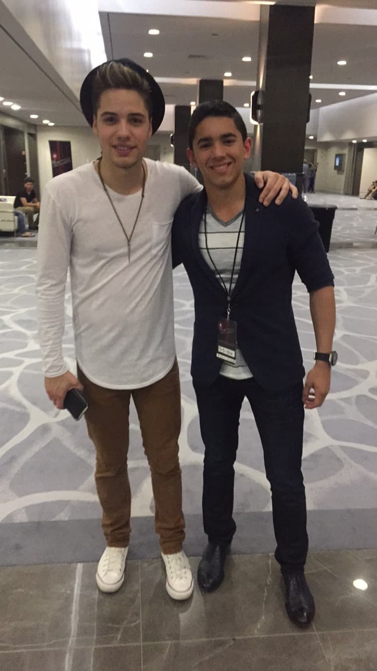 Uno de los momentos más felices de su vida fue cuando cantó en Carnegie Hall, su cantante favorito es Alejandro Sanz y colecciona billetes de otros países.