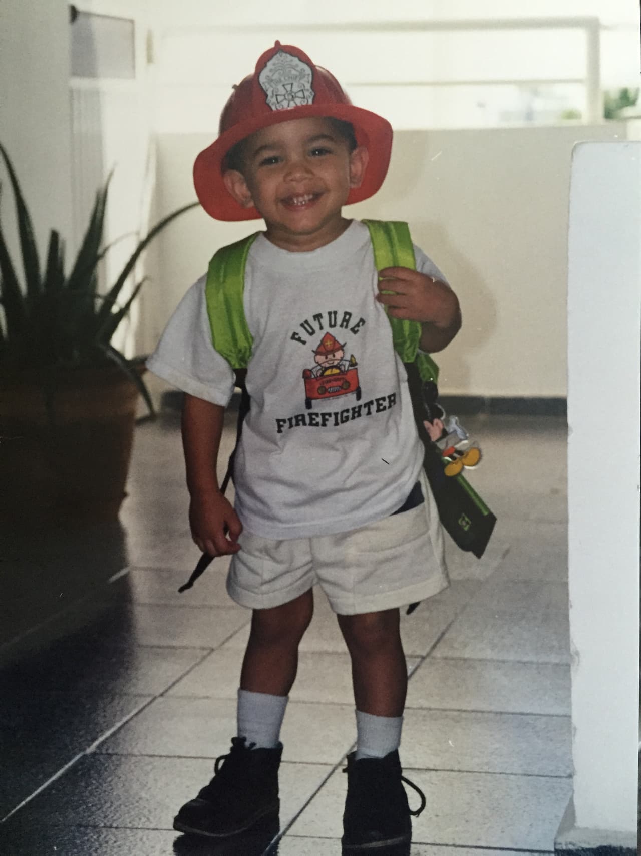 Uno de los momentos más felices de su vida fue cuando cantó en Carnegie Hall, su cantante favorito es Alejandro Sanz y colecciona billetes de otros países.