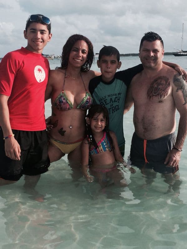 Uno de los momentos más felices de su vida fue cuando cantó en Carnegie Hall, su cantante favorito es Alejandro Sanz y colecciona billetes de otros países.