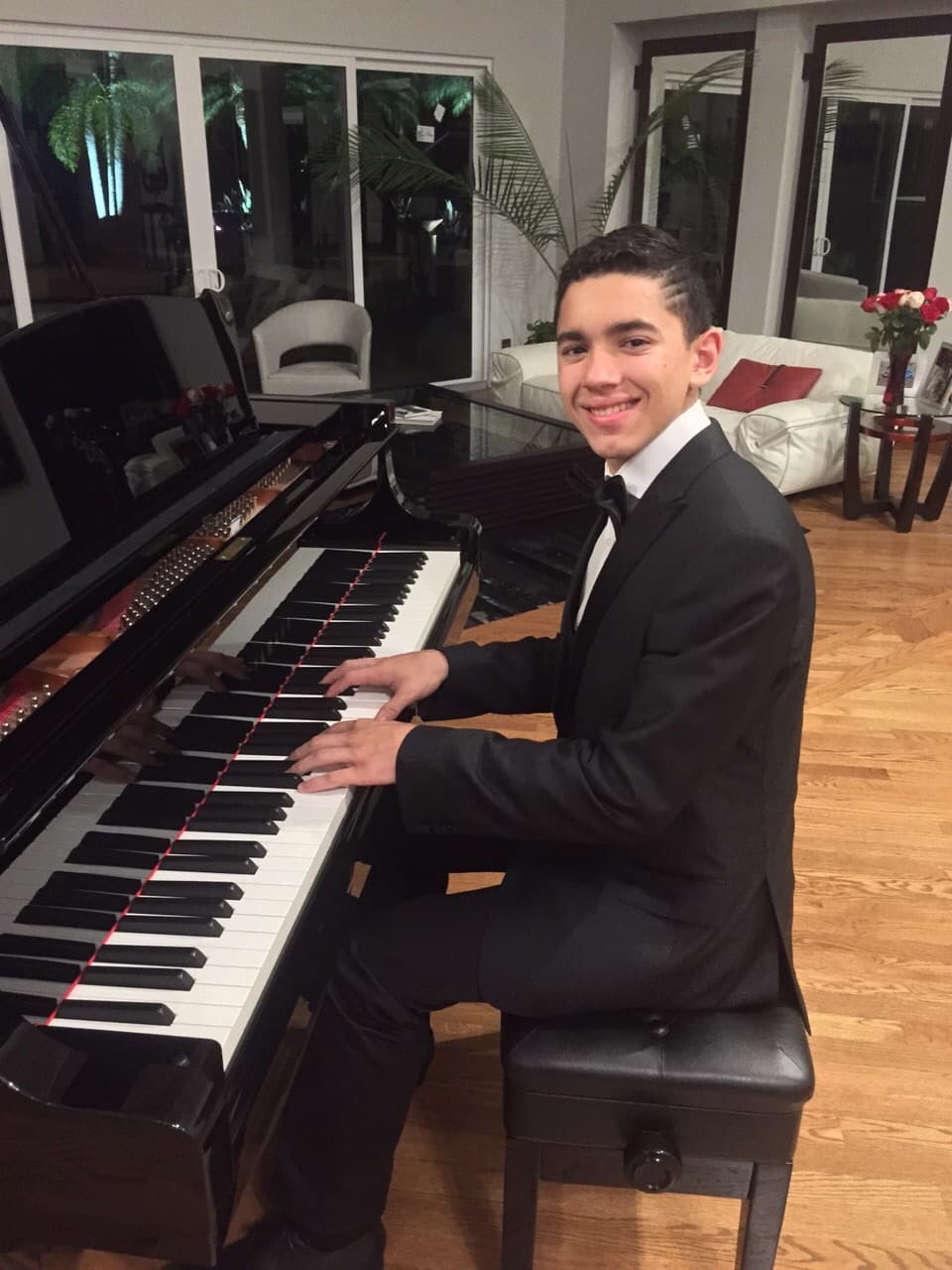 Uno de los momentos más felices de su vida fue cuando cantó en Carnegie Hall, su cantante favorito es Alejandro Sanz y colecciona billetes de otros países.