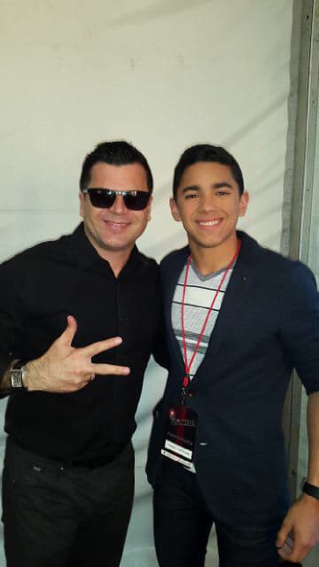 Uno de los momentos más felices de su vida fue cuando cantó en Carnegie Hall, su cantante favorito es Alejandro Sanz y colecciona billetes de otros países.