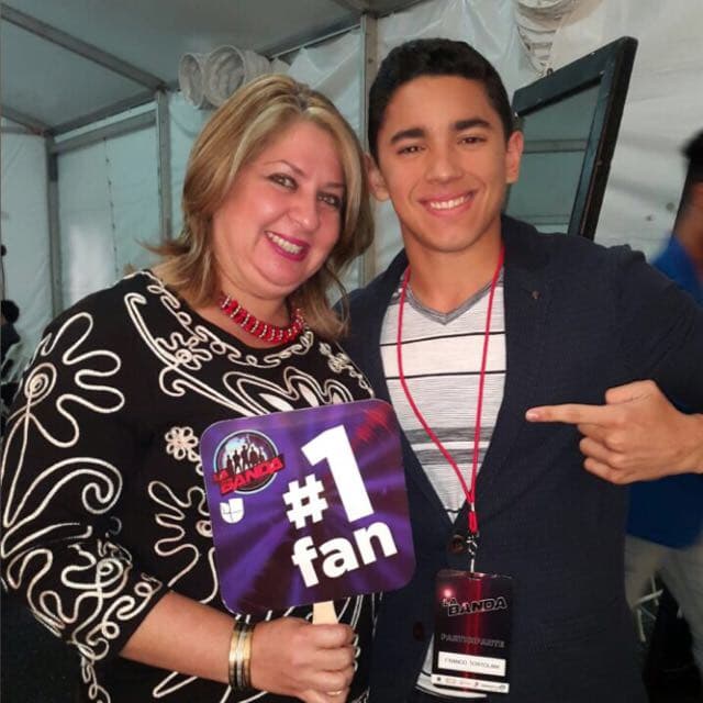 Uno de los momentos más felices de su vida fue cuando cantó en Carnegie Hall, su cantante favorito es Alejandro Sanz y colecciona billetes de otros países.