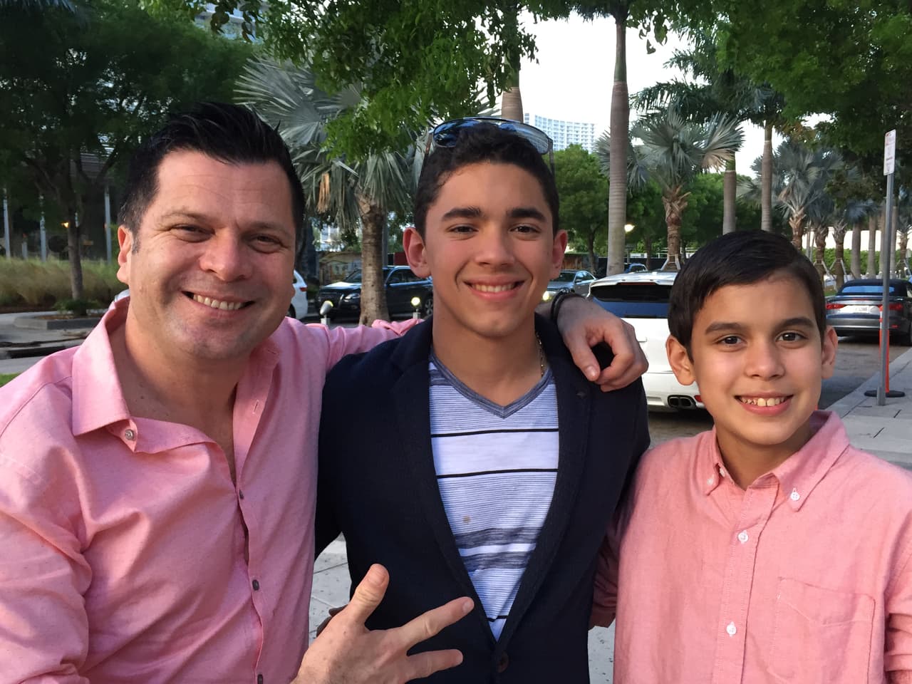 Uno de los momentos más felices de su vida fue cuando cantó en Carnegie Hall, su cantante favorito es Alejandro Sanz y colecciona billetes de otros países.