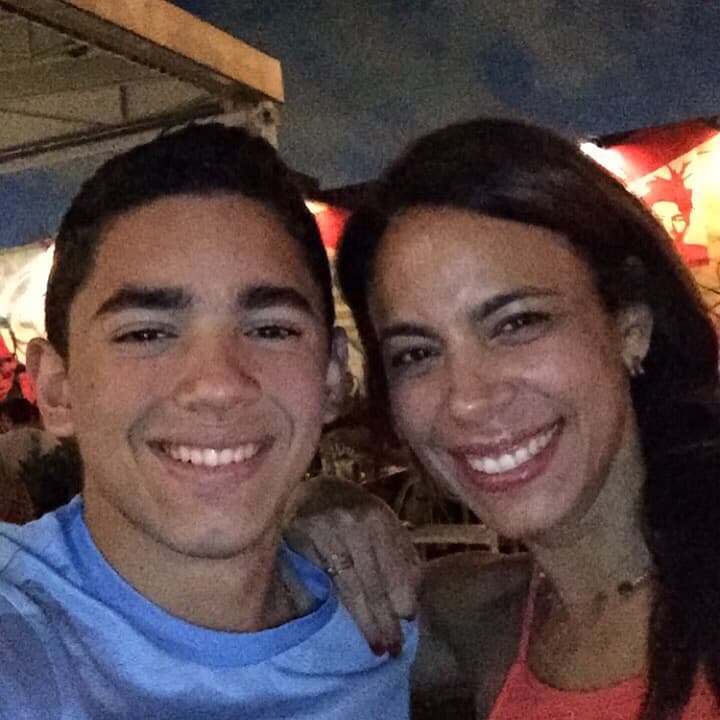 Uno de los momentos más felices de su vida fue cuando cantó en Carnegie Hall, su cantante favorito es Alejandro Sanz y colecciona billetes de otros países.