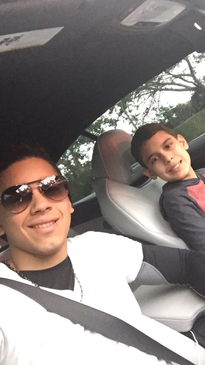 Uno de los momentos más felices de su vida fue cuando cantó en Carnegie Hall, su cantante favorito es Alejandro Sanz y colecciona billetes de otros países.